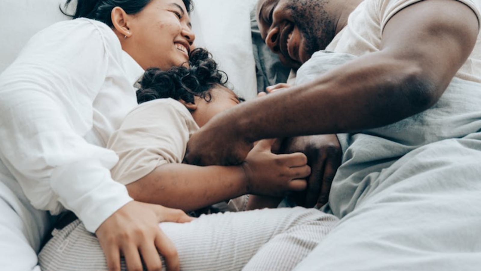 Couple-with-daughter-in-bed