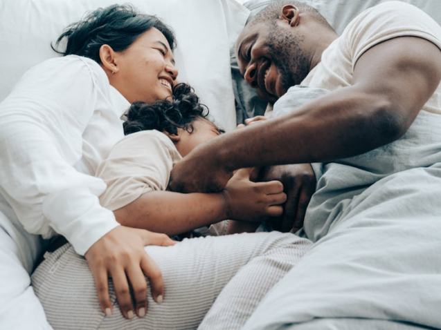 Couple-with-daughter-in-bed